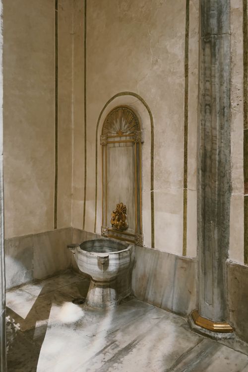 Free High-angle view of an ornate marble fountain inside Topkapi Palace, showcasing its classical architectural style. Stock Photo