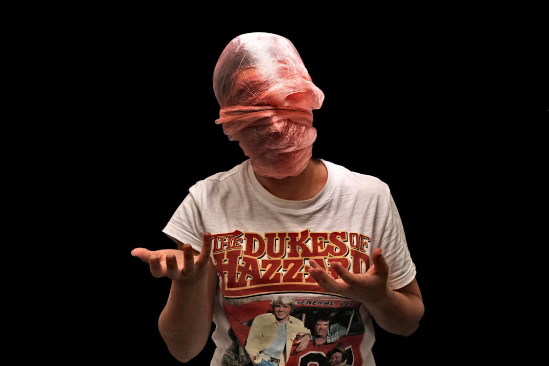 Foto Orang yang Dibungkus Masker Plastik