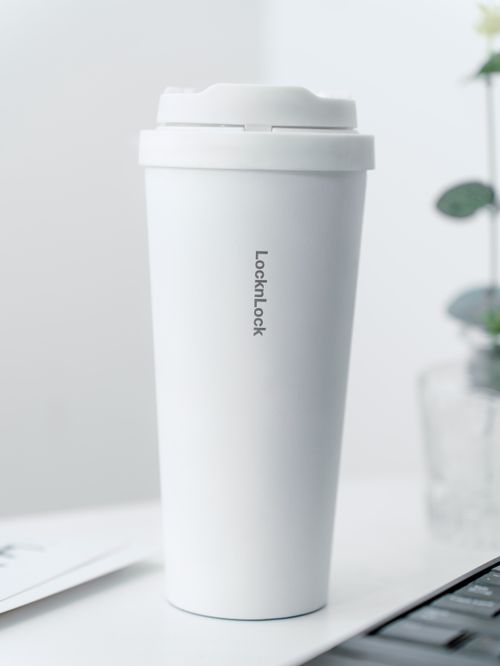 Free A sleek white travel mug with a lid, perfect for a minimalist lifestyle. Stock Photo