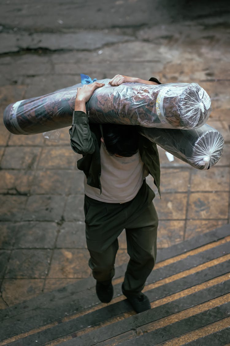 Man Carrying On His Back Clean Carpets