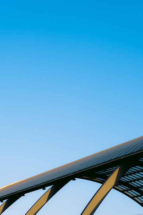 бесплатная Бесплатное стоковое фото с вертикальный выстрел, голубое небо, крыша Стоковое фото