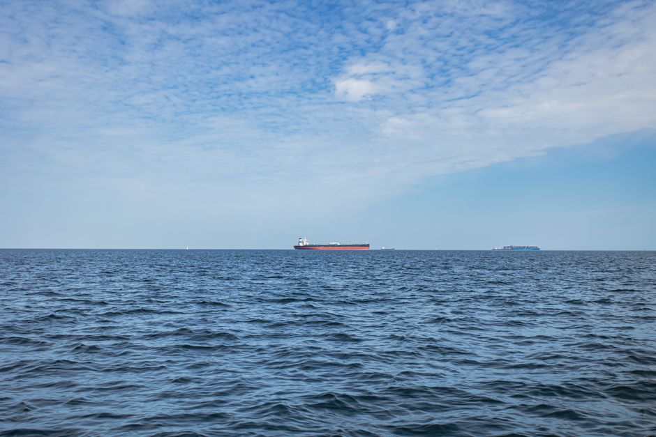 El transporte de petróleo se ralentiza en el Estrecho de Ormuz tras un ataque a un barco