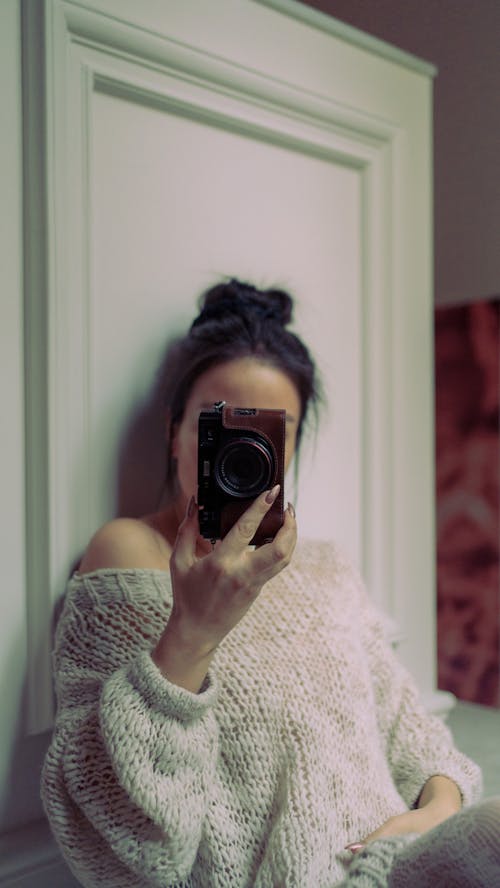 Free Photo of a Woman Holding a Camera Stock Photo