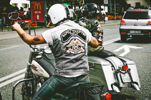 Foto Von Menschen, Die Motorräder Auf Der Straße Fahren
