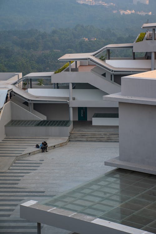 Darmowe zdjęcie z galerii z budynek od zewnątrz, dziedziniec, nowoczesna architektura