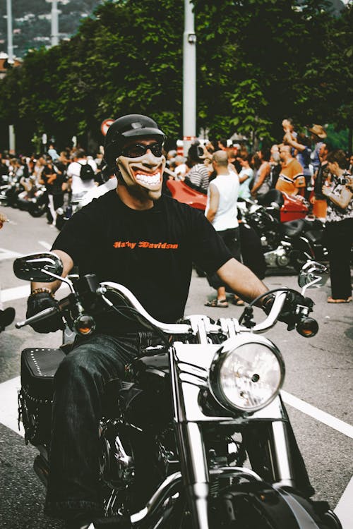 Foto Des Mannes, Der Motorrad Beim Tragen Der Maske Reitet