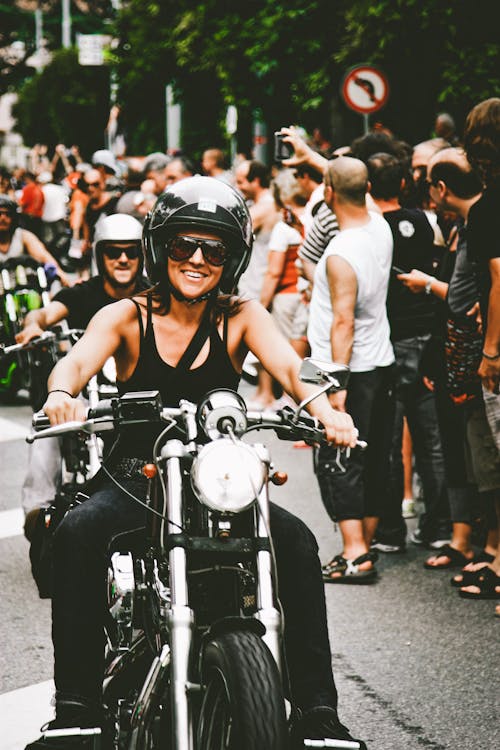 Foto Der Frau, Die Hemd Beim Motorradfahren Trägt
