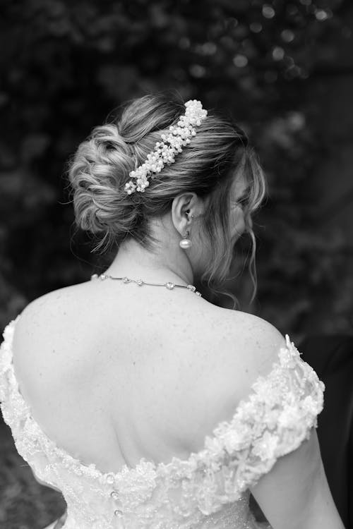 Ingyenes stockfotó alacsony hátú ruha, csipke, esküvői fotózás témában