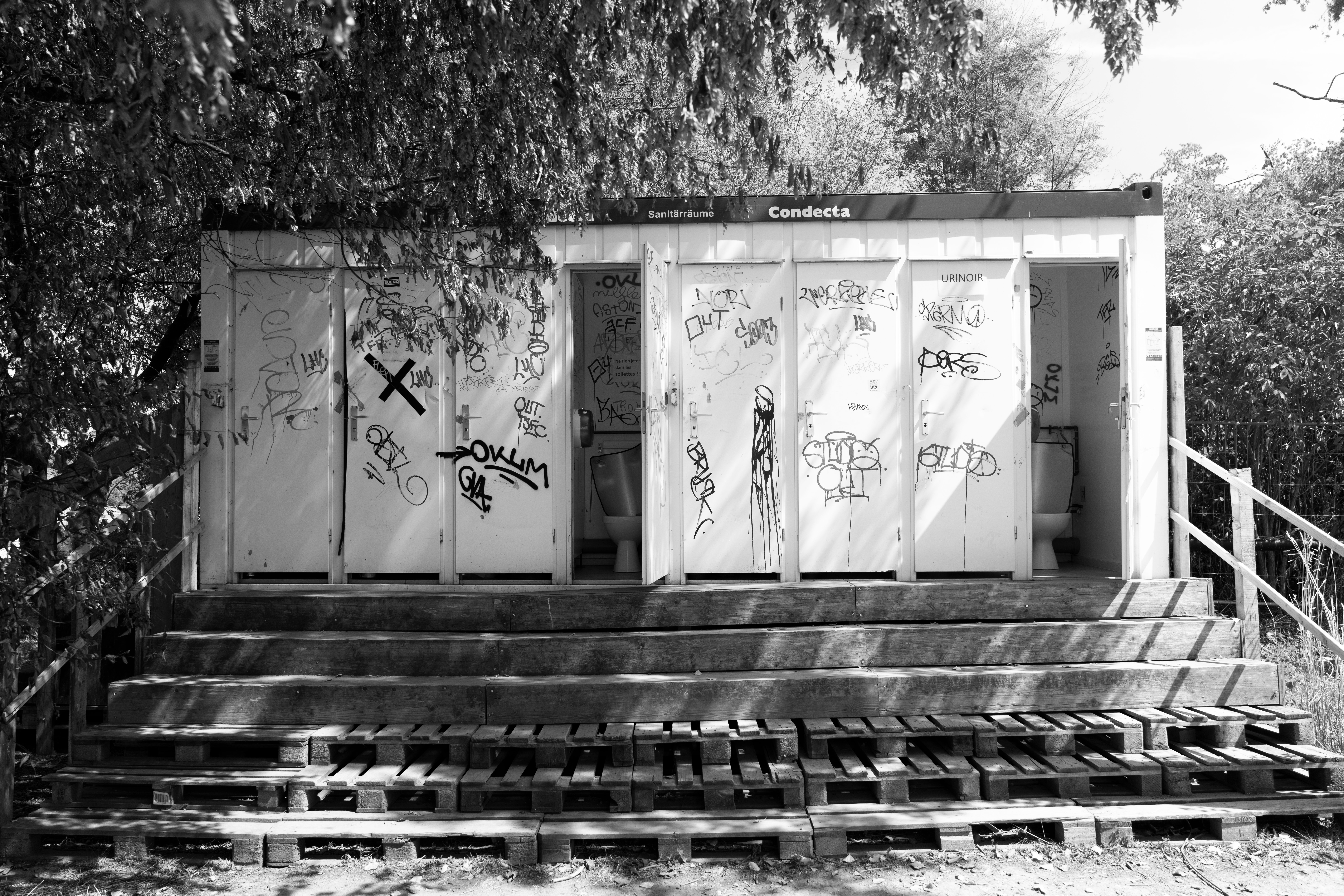 Graffiti on Old Toilet Building on Stairs in Park · Free Stock Photo