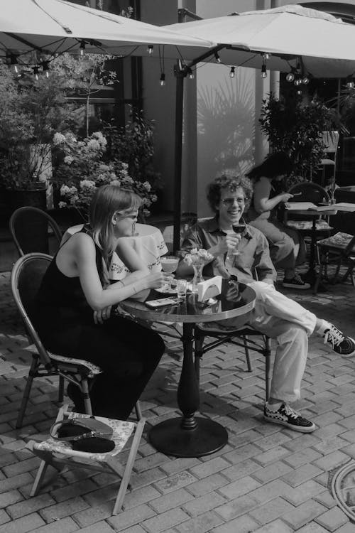 Darmowe zdjęcie z galerii z czarno-biały, kawiarnia, kobieta
