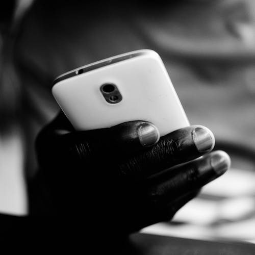 무료 휴대 전화를 들고 사람의 흑백 사진 스톡 사진
