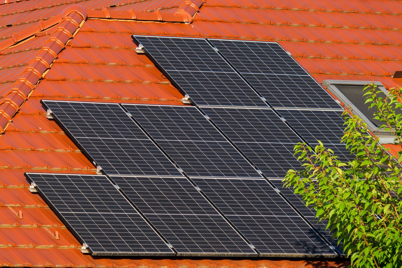 Solarni paneli na crvenom krovu u Hrvatskoj
