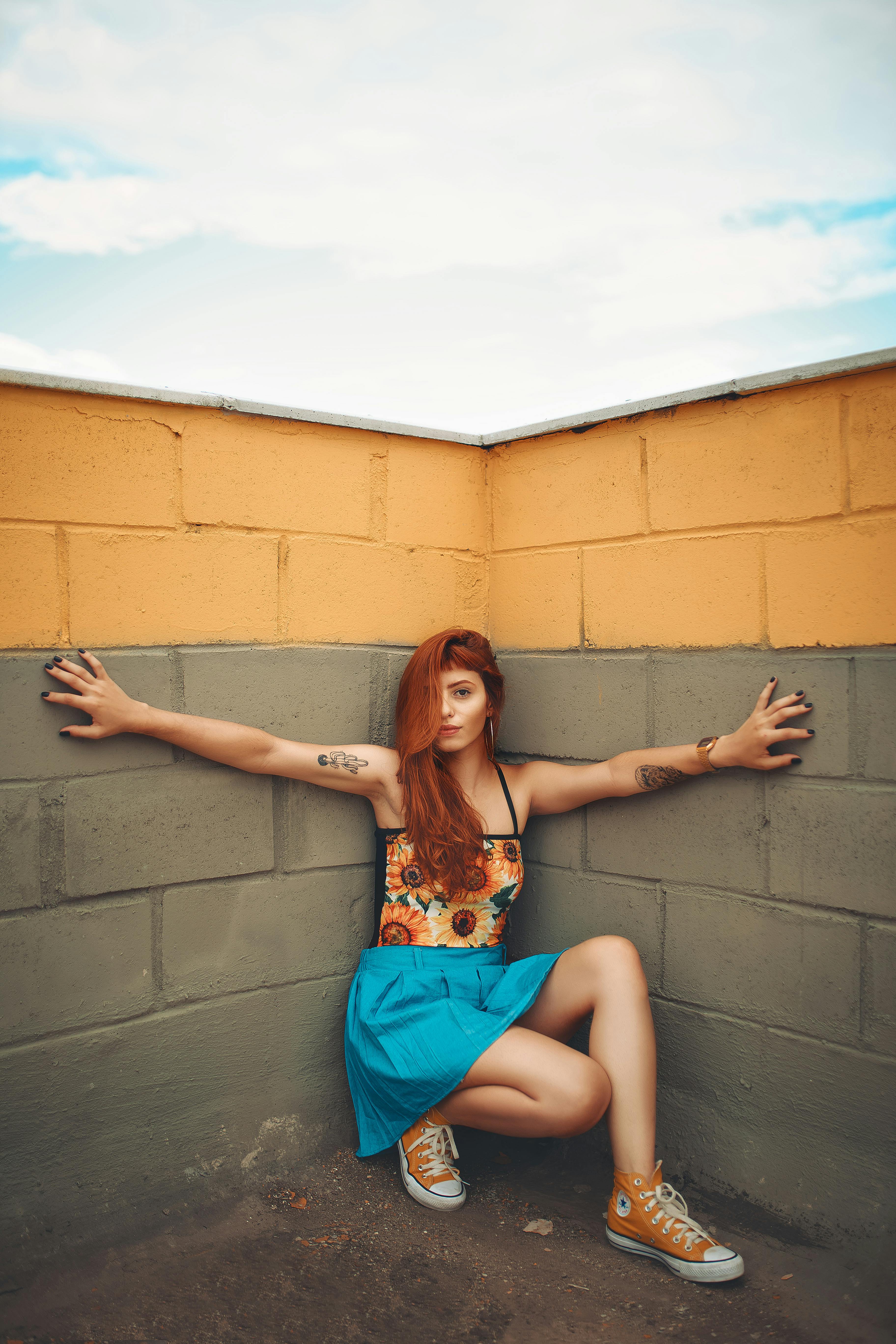 Blaues Und Rotes Blumenkleid Der Frauen · Kostenloses Stock Foto