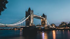 伦敦泰晤士河上，塔桥的夜间景色闪闪发光，十分壮丽