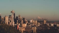 西雅图的天际线景色令人惊叹，以太空针塔和雷尼尔山为背景