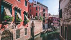 沿着风景如画的威尼斯运河探索，两旁色彩缤纷的历史建筑和传统贡多拉依次排列