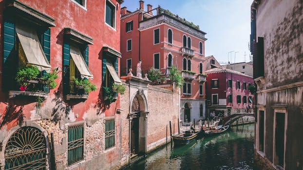 沿着风景如画的威尼斯运河探索，两旁色彩缤纷的历史建筑和传统贡多拉依次排列