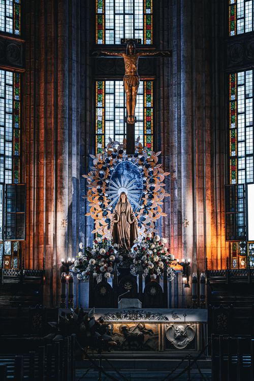 Free Beautifully ornamented altar showcasing religious statues inside a church in İstanbul, Türkiye. Stock Photo