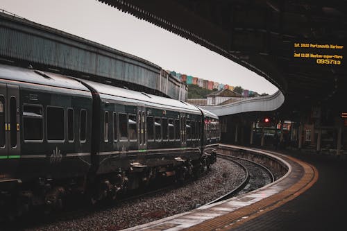 Foto d'estoc gratuïta de andana, estació de ferrocarril, Regne Unit