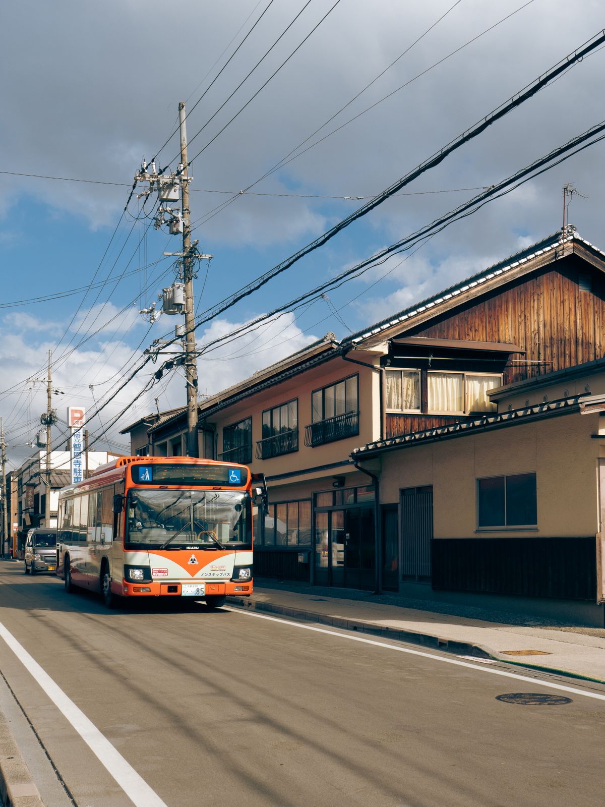 町なかを走る路線バスのイメージ