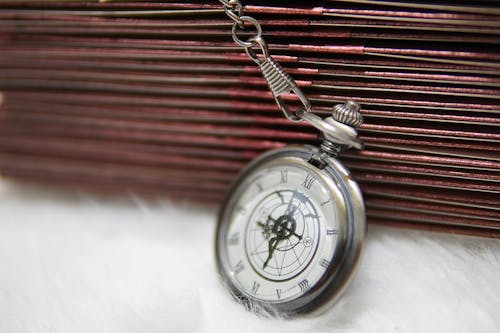 Antik, gümüş saat, izlemek içeren Ücretsiz stok fotoğraf