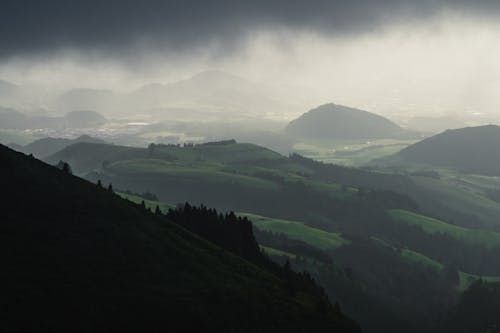 Foto profissional grátis de cênico, céu, colinas