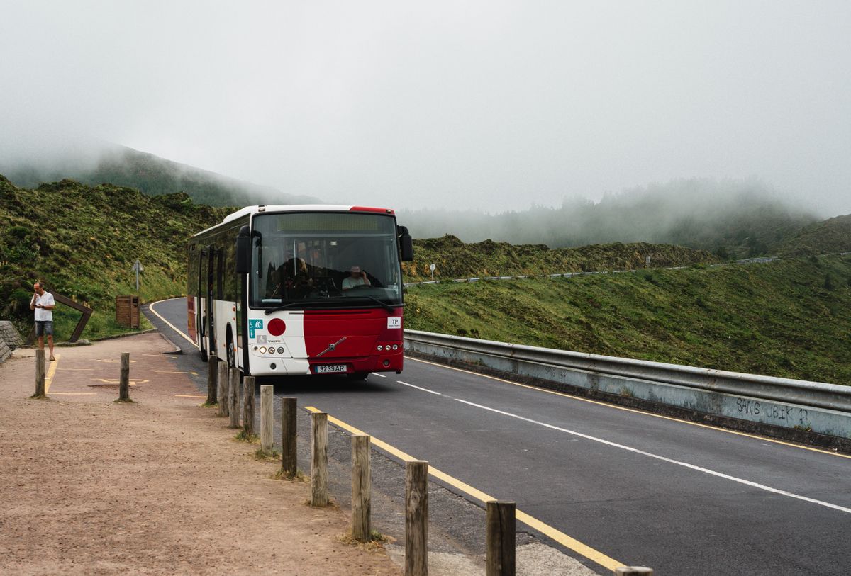 Autobús de pasajeros recorriendo la carretera