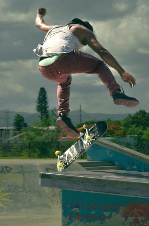 Immagine gratuita di acrobazie, canottiera, fare skateboard