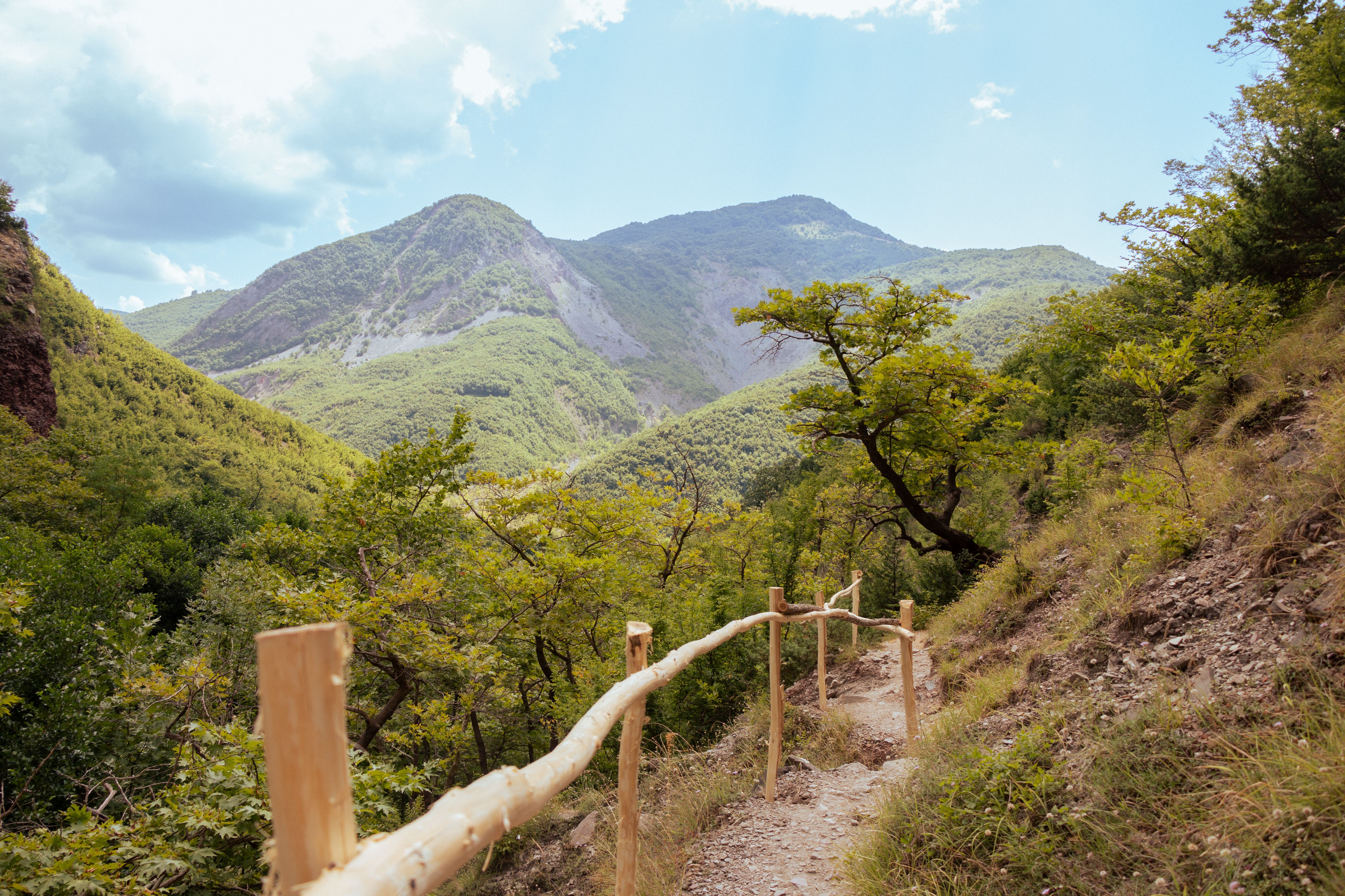 How to Explore: Hiking Routes and Practical Tips
