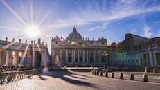 圣彼得大教堂的壮丽景色与阳光交相辉映，是完美的旅游与建筑主题