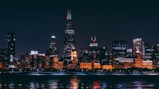 夜间，水面上发光的摩天大楼，将芝加哥天际线衬托得格外壮观