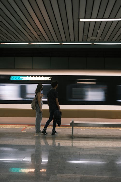 人, 公共交通工具, 地鐵月臺 的 免费素材图片