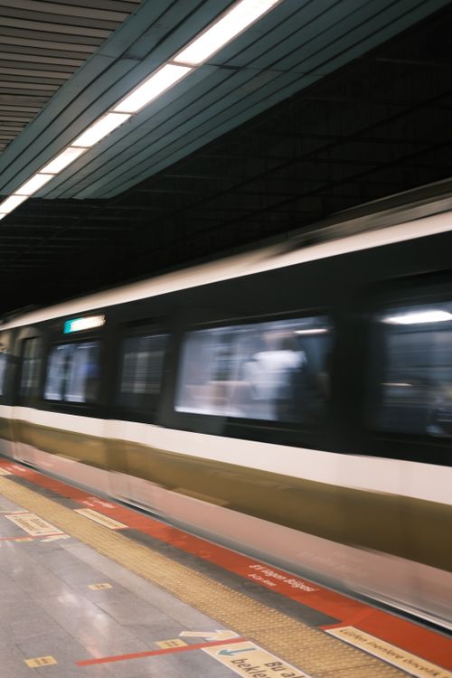 Free Blurred motion of a fast subway train at a station in Istanbul, Türkiye. Stock Photo