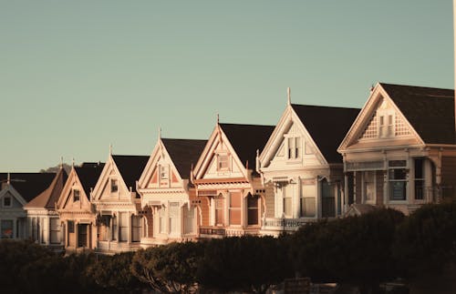 Rumah Kayu Coklat Dan Putih