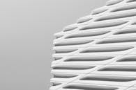 这张现代建筑立面的特写，展现了时尚的几何设计