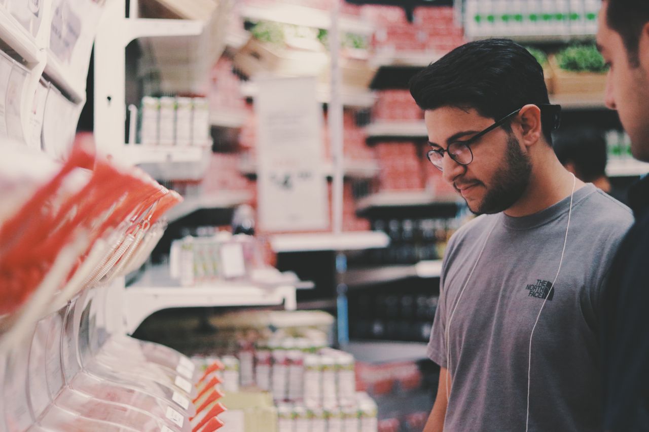 Pengusaha impor mengurus dokumen API dan izin impor