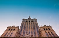 在晴朗蓝天的映衬下，从低角度欣赏华沙的标志性地标