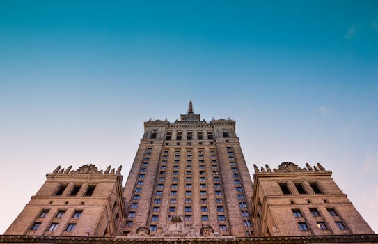 在晴朗蓝天的映衬下，从低角度欣赏华沙的标志性地标