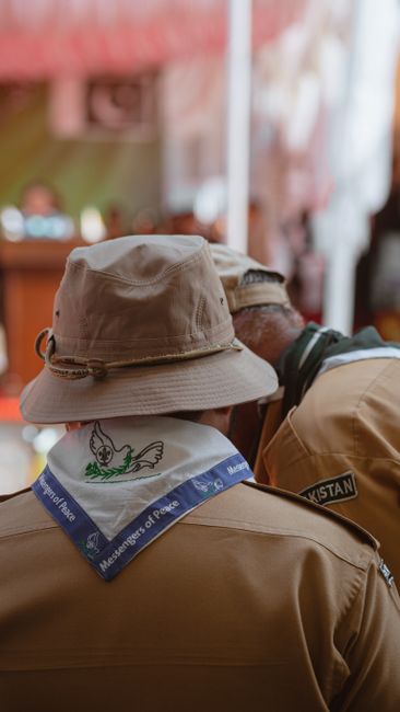 Fotomural Líderes scouts en uniformes tradicionales en un evento al aire libre en Muzaffarabad.