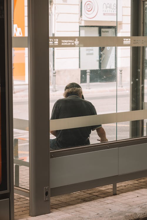 Základová fotografie zdarma na téma autobusová zastávka, městský, muž