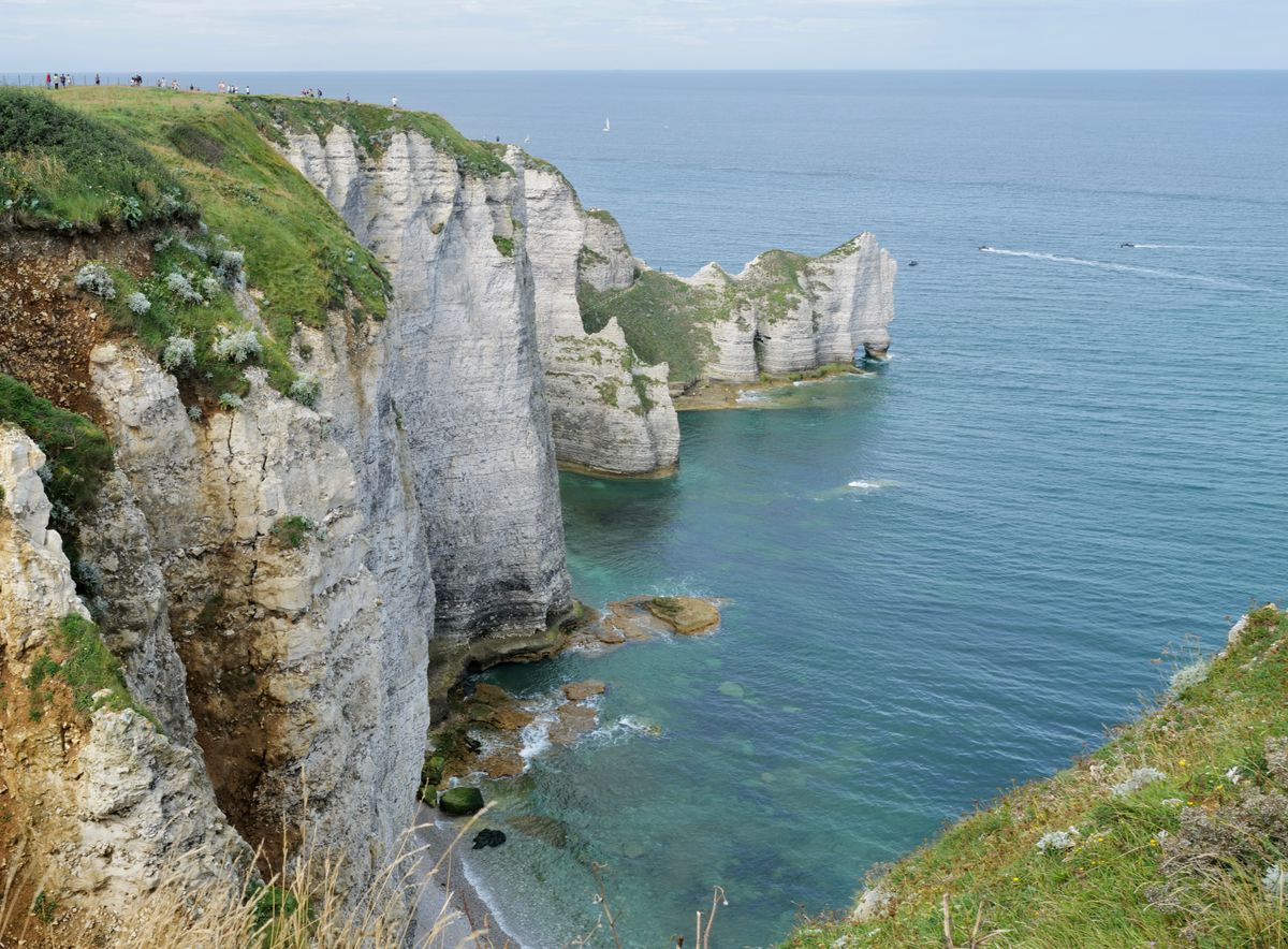 Faleză pe malul mării, pe coasta Normandiei