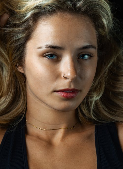 Studio Fotoshooting Mit Blone Female Model