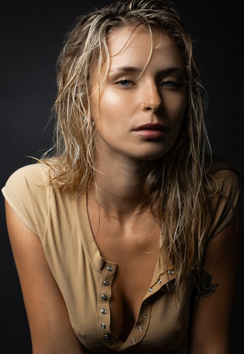 濡れた髪の若い女性のスタジオ写真撮影
