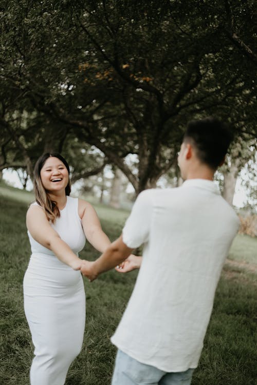 Fotos de stock gratuitas de Camisa blanca, cogidos de la mano, fotografía de moda