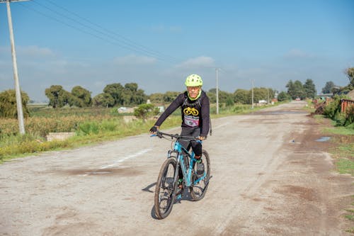 Foto d'estoc gratuïta de anant amb bici, camí de carro, carrera