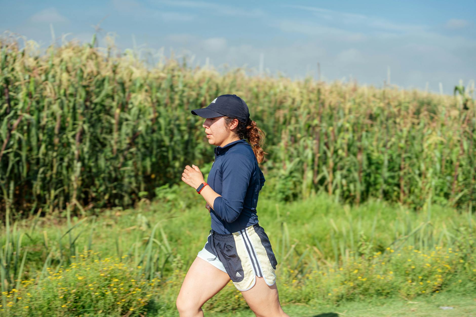 https://www.pexels.com/photo/woman-running-in-race-17979561/