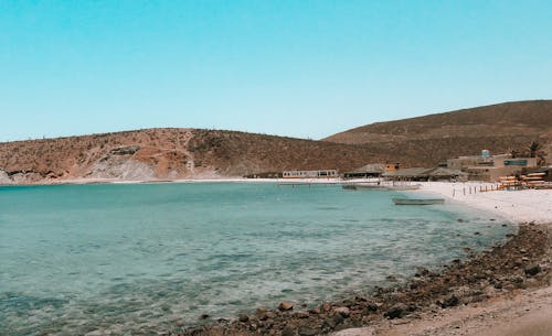 Foto profissional grátis de à beira-mar, areia, barco