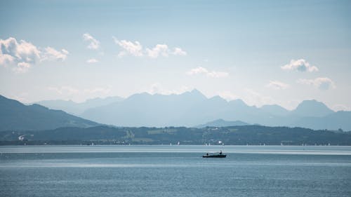 Fotobanka s bezplatnými fotkami na tému jazero, motorový čln, plavba na lodi