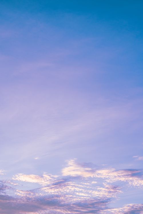 Free A tranquil blue and pink sky with soft clouds captured on a bright summer day. Stock Photo