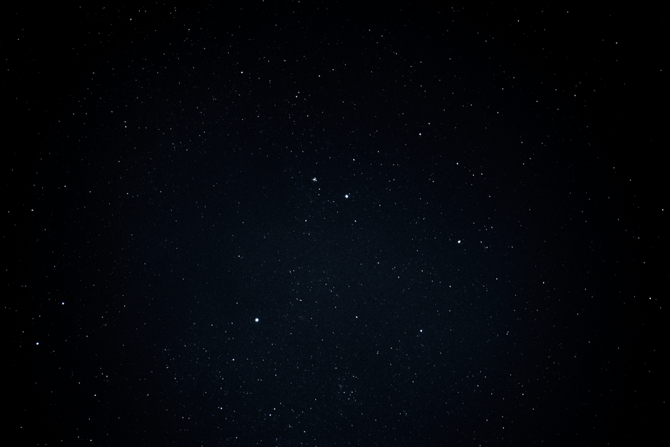 Fotomural Vista cautivadora de un cielo nocturno estrellado lleno de galaxias distantes y estrellas.